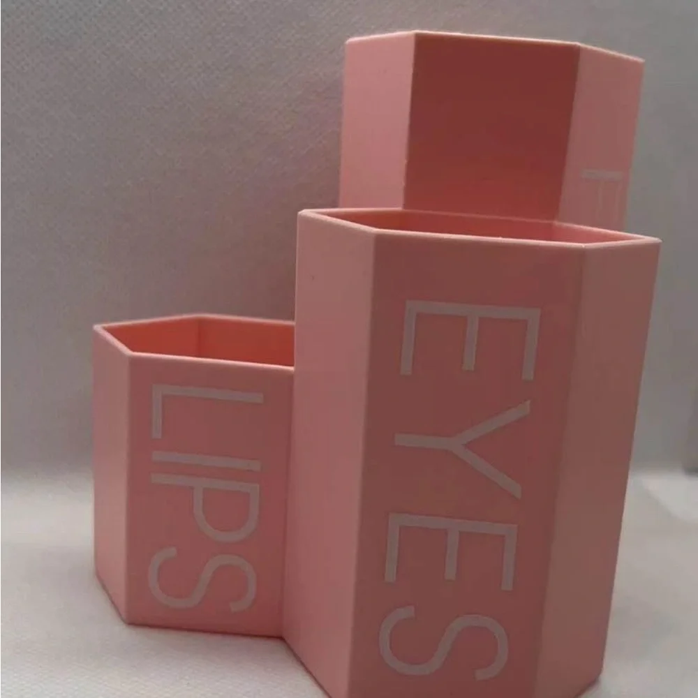 Face/Eyes/Lips Cosmetic Storage—3 Compartments